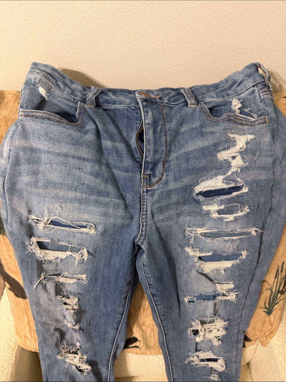 American Eagle Distressed Light Blue Women’s Jeans - Casual Ripped Denim